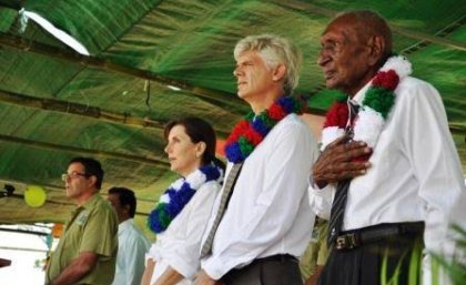 UQ Adjunct Professor and former High Commissioner to PNG Ian Kemish AM (centre) at a Kokoda ceremony with the late Ben Moide (right), a WW2 veteran